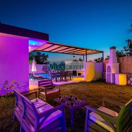 Eyfel Luxury With Private Pool Vilă